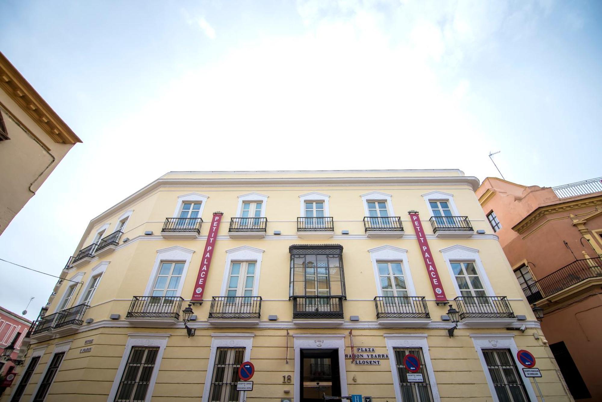 Petit Palace Santa Cruz Hotel Seville Exterior photo